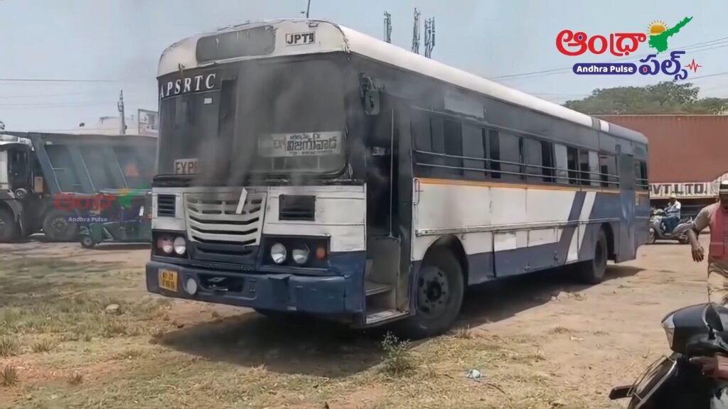 ఆర్టీసీ బస్సులో చెలరేగిన మంటలు